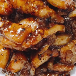 ผัดกระเทียมพริกไทหมูกรอบเป็นกับ