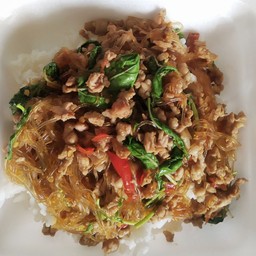 กระเพาหมูสับวุ้นเส้น ราดข้าว