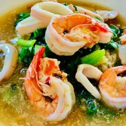 ราดหน้าเส้นใหญ่ ทะเล (กุ้ง-หมึก)