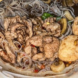 ข้าวเหนียวหมูทอด by สหาย ชลนที ตึกF
