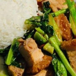 ข้าวผัดคะน้าหมูกรอบ