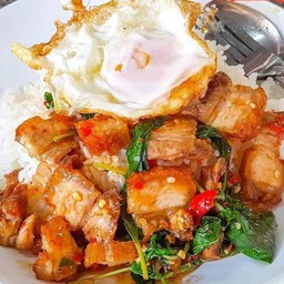 กระเพราหมูกรอบไข่ดาว ราดข้าว