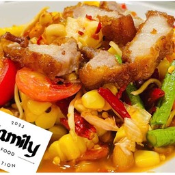 ยำข้าวโพดเพิ่มหมูกรอบค่ะ