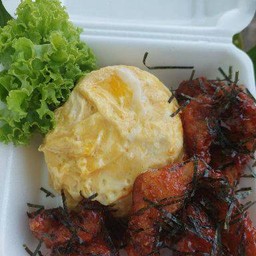 ข้าวไข่ข้นไก่ทอดบาบิคิวโรยส่าหร่าย