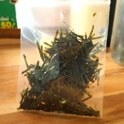 สาหร่ายเส้นย่าง โรยหน้า