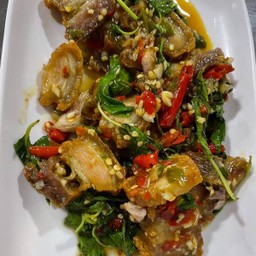 กะเพราหมูกรอบ