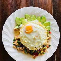 ข้าวกระเพราหมูสับไข่ดาว