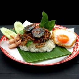 ผัดกระเพราไข่เหยี่ยวม้า หมูสับ/ไก่สับ