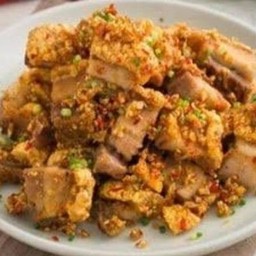 ข้าวหมูกรอบคั่วพริกเกลือ+น้ำจิ้มซีฟู้ด