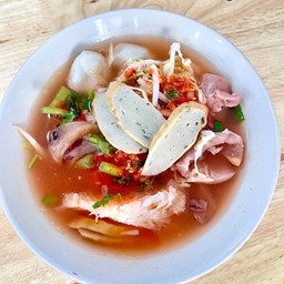 กิ๋นกับเส้น ก๋วยเตี๋ยว น้ำเงี้ยวข้าวซอย