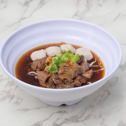 ก๋วยเตี๋ยวหมูตุ๋นลูกชิ้น