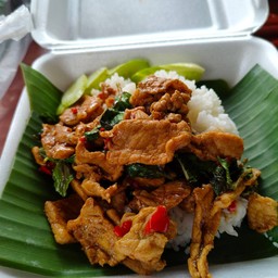 ผัดกระเพราหมูชิ้นราดข้าว