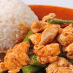 ผัดพริกแกงไก่ราดข้าว