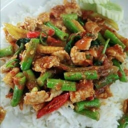 ผัดถั่วฝักยาว ไก่ชิิ้น ราดข้าว