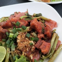 เย็นตาโฟผัดแห้งหมูกรอบ