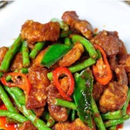 ผัดพริกแกงหมูชิ้นราดข้าว