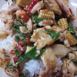 เนื้อผัดพริกไทยดำราดข้าว