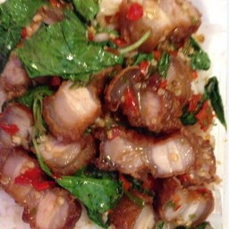 กระเพราหมูกรอบราดข้าว