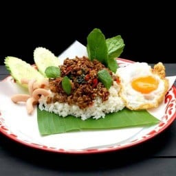กระเพราหมูสับ/หมูชิ้น