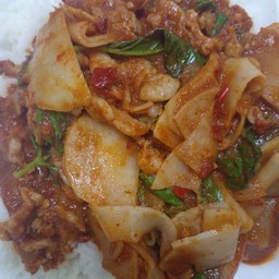 กระเพราโจร เนื้อหน่อไม้ดอง  ราดข้าว