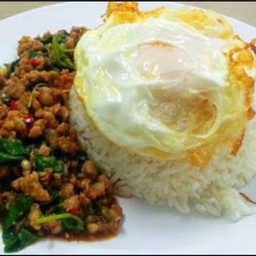 กระเพราราดข้าว +  เครื่องดื่มเย็น