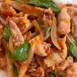 หมูชิ้นผัดน้ำพริกเผาราดข้าว