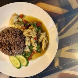 ข้าวไก่ผัดกะเพรา สูตรคลีน 390 Kcal