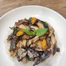 ข้าวปลาทูผัดโหระพาพริกแห้ง