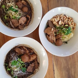 ก๋วยเตี๋ยวนำ้ตกเนื้อ