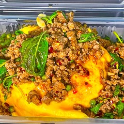 กะเพราเนื้อสับ ไข่ข้น พิเศษ 2 ฟอง