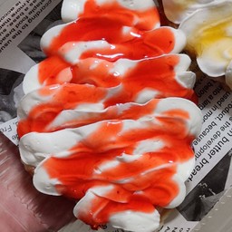 วิปครีม ราดซอสสตอเบอรี่