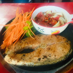 ปลาแซลมอนย่าง(ราดน้ำยำ)