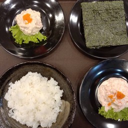 สลัดทูน่า   50กรัม  สลัดปูอัด  50 กรัม  ข้าวญี่ปุ่น 200 กรัม  สาหร่ายโนริ 4 แผ่น