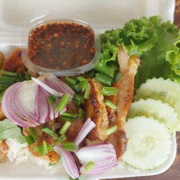 ข้าวไก่ย่างน้ำจิ้มแจ๋ว