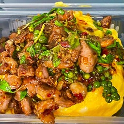 กะเพรา เครื่องในไก่ ไข่ข้นพิเศษ 2 ฟอง