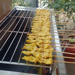 หน้าบ้าน ( หมูสะเต๊ะสูตรคุณยาย )เส้นริมน้ำปิง ตรงข้ามอนุบาลสีห์อักษร