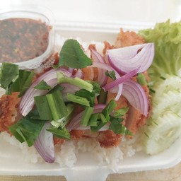 ข้าวไก่ทอดน้ำจิ้มแจ่ว