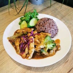 ข้าวยำไก่แซ่บ  390 kcal