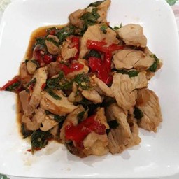 กระเพราหมูชิ้น (กับข้าว)