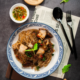 กะเพราวุ้นเส้นหมูกรอบ (best seller)