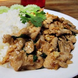 ข้าวกระเทียมไก่