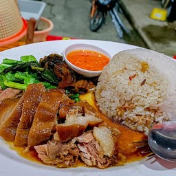 ร้านอาหารเหนือ หลังป้ายรถเมล์