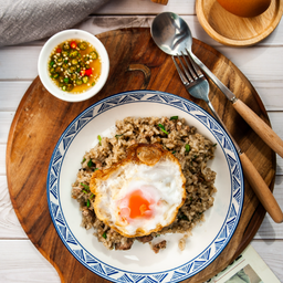 ข้าวผัดกระเทียมหมูชิ้น