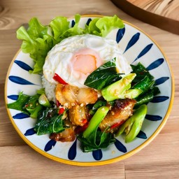 ข้าวคะน้าหมูกรอบ