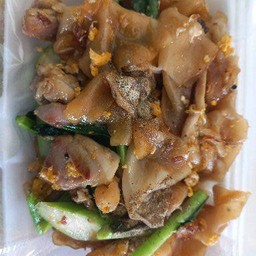 ผัดซีอิ๊วไก่หมัก