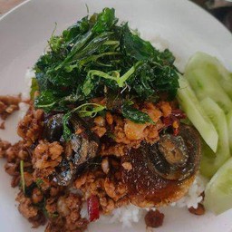 ผัดกระเพาไข่เยี่ยวม้าหมูสับ