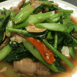 ผัดคะน้าหมูกรอบ