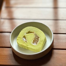 โรลไข่ขาว ใบเตย ไส้ แยมส้ม