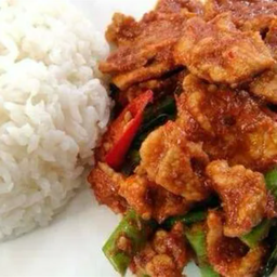 ข้าวพริกแกงหมูชิ้น