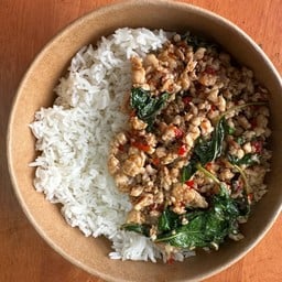 กะเพราพริกแห้งบ้านยายเรียม ทำใหม่จานต่อจาน